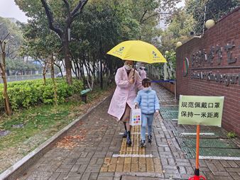 雨中护学岗，暖心护成长